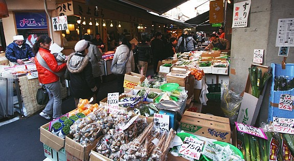 Visit world's largest fish market (Tsukiji Ichiba)
