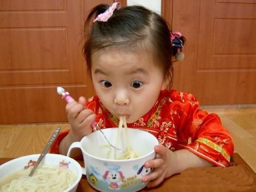 Children eating noodles