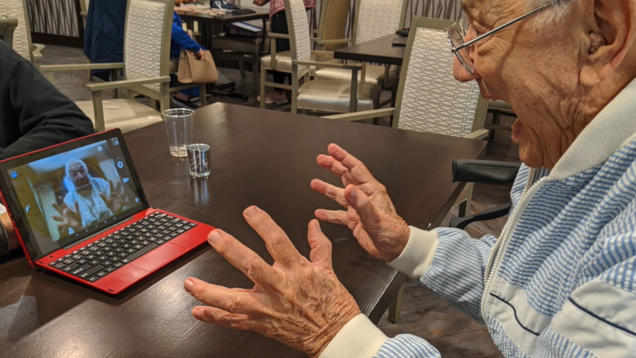 Smartphone classes for elderlies