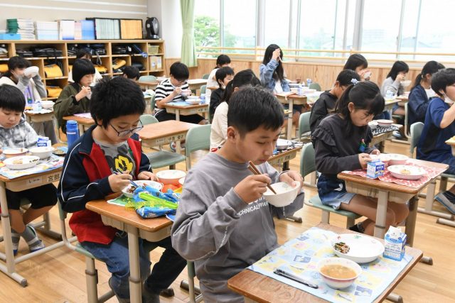students eating in the classroom